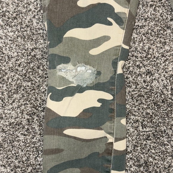 Mother High Waisted Looker Ankle Fray in Camo - Picture 5 of 9